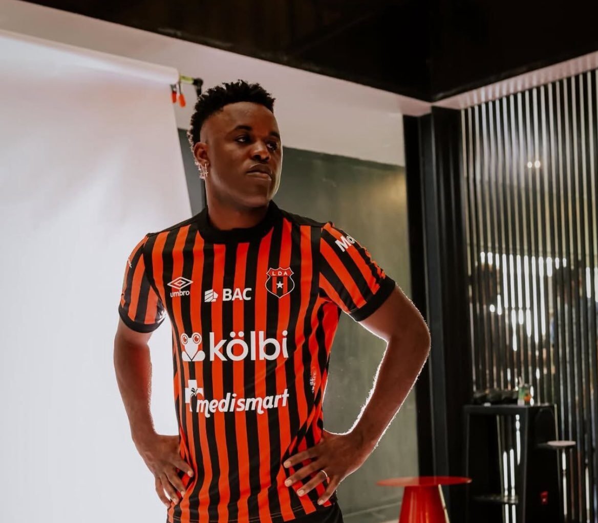 Joel Campbell muestra el uniforme completo de Alajuelense – La nación