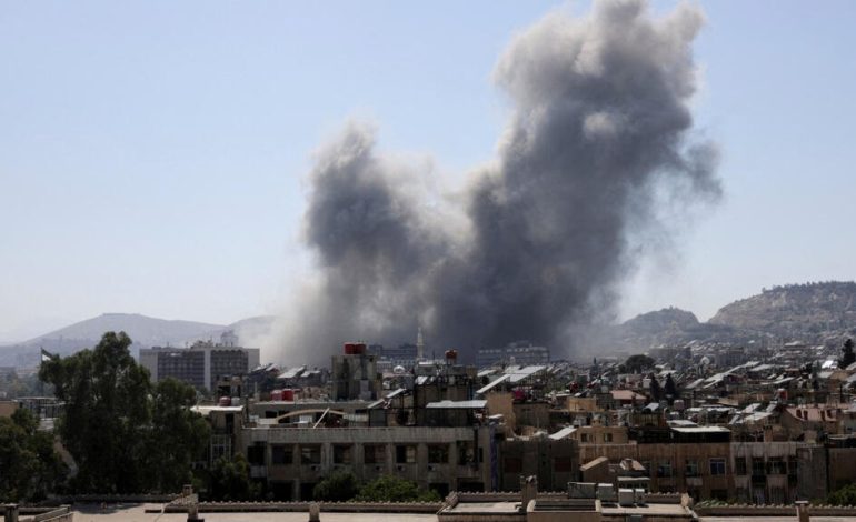 Israel ataca a Damasco, mientras continúan confrontaciones entre las fuerzas sirias y la minoría de Drusa
– La nación