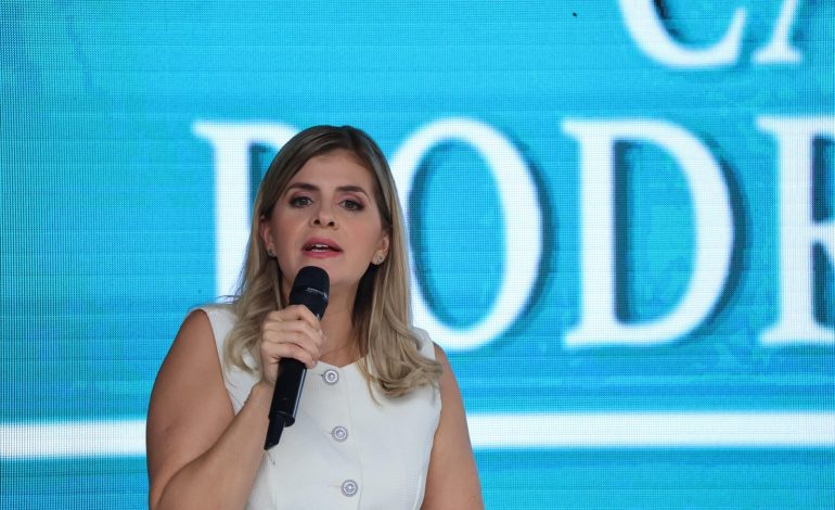Laura Fernández fue la única que ofreció su candidatura para la gente soberana

 – La nación