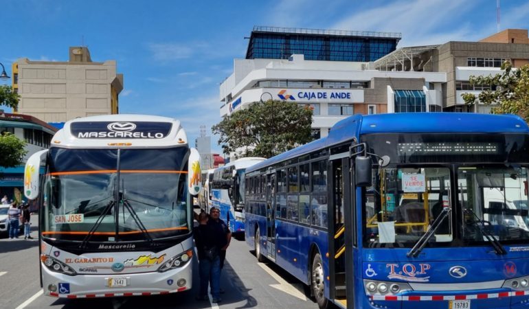 Plan de Advanza en el Congreso para eliminar los boletos y las monedas en los autobuses
– La nación