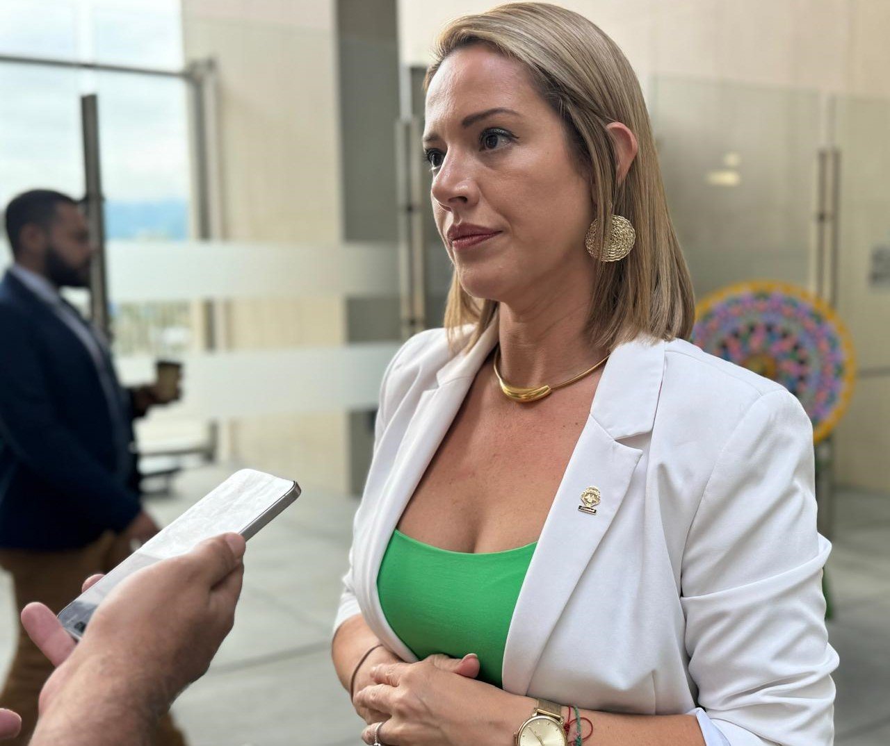 Monserrat Ruiz Tilda de “inútil y no apto” para el gobierno de la república

 – La nación