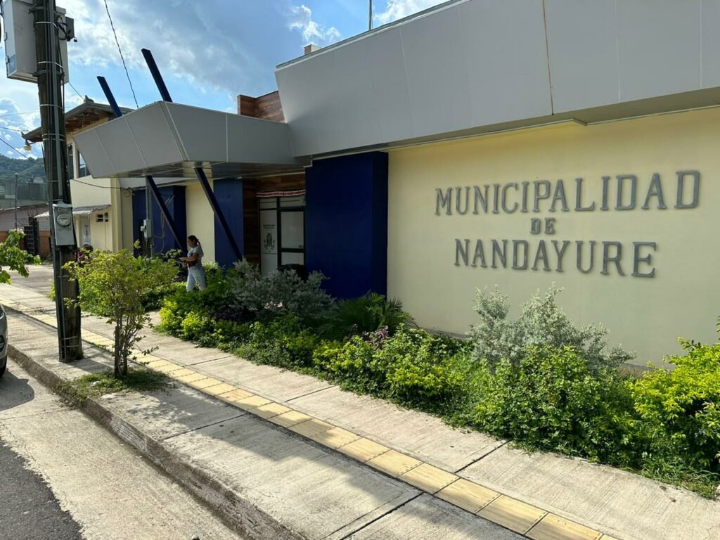 Esto es bueno con ¢ 4.6 millones para asesor municipal para la distribución ilegal de encuestas políticas

 – La nación