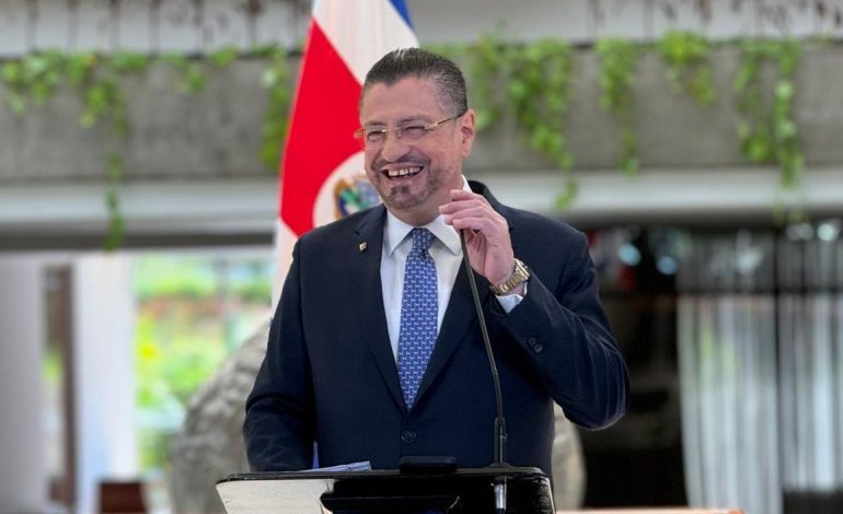 La oposición insiste en la relación de Chaves con las canciones de visa estadounidense con políticos costarricenses
– La nación