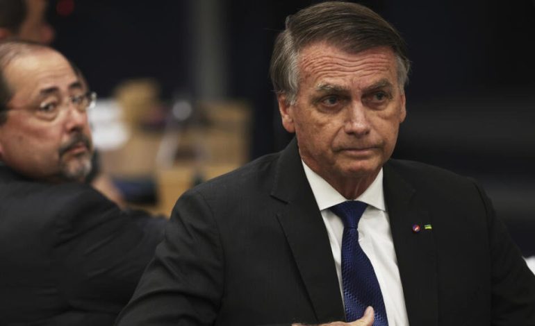 Supreme de Brasil pone el tobillo electrónico en Bolsonaro y prohíbe el uso de redes sociales
– La nación