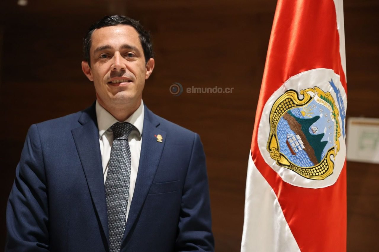Morales describe la sesión solemne del plenario en Nicoya del ejercicio vacío, de poca utilidad y alto costo

 – La nación