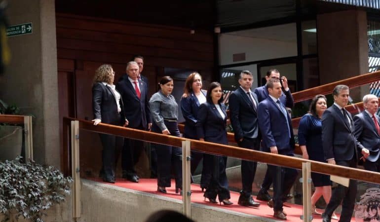 El gobierno de Chapes acumula 51 renuncia y 23 despido
– La nación