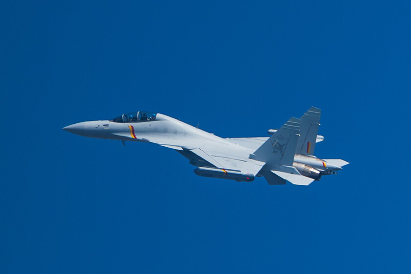 El J -15DT aparece armado con vainas electrónicas y apunta directamente al Fujian

 – La nación