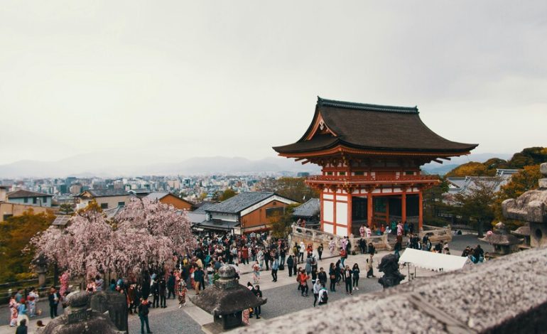Japón se satura frente a las hordas de turistas extranjeros. En el país comenzaron a darles vuelos gratis
– La nación