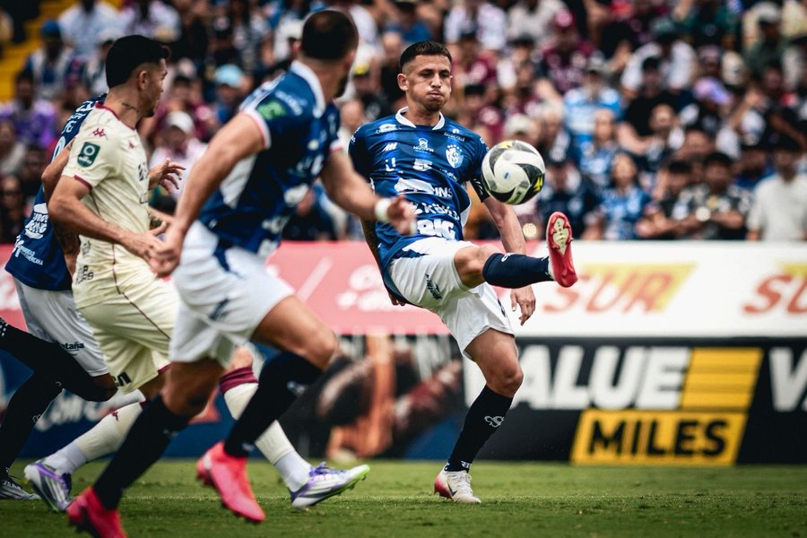 Así fue como los árbitros discutieron si el primer gol brumoso era válido – La nación