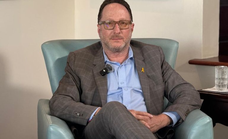 Feinzaig formaliza la candidatura y acusa al CCSS del enjuiciamiento político
– La nación