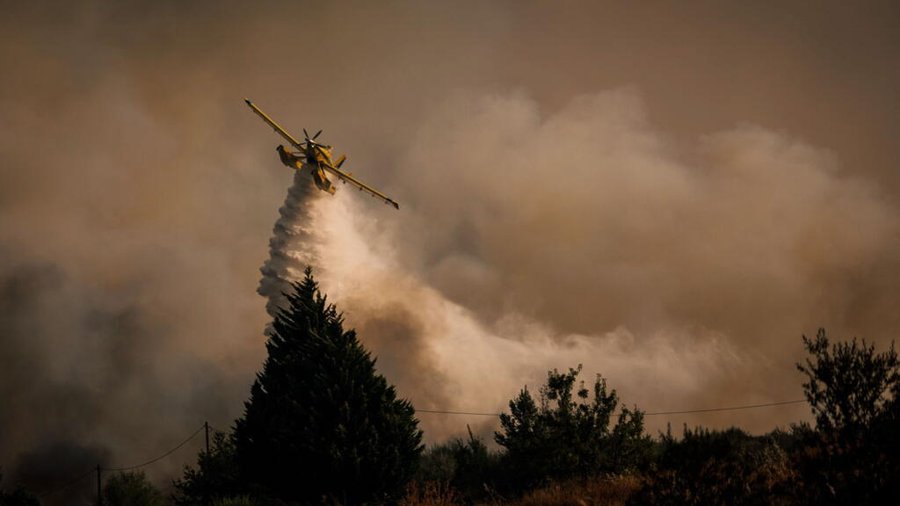Miles de bomberos trabajan para combatir incendios de bosques trágicos

 – La nación