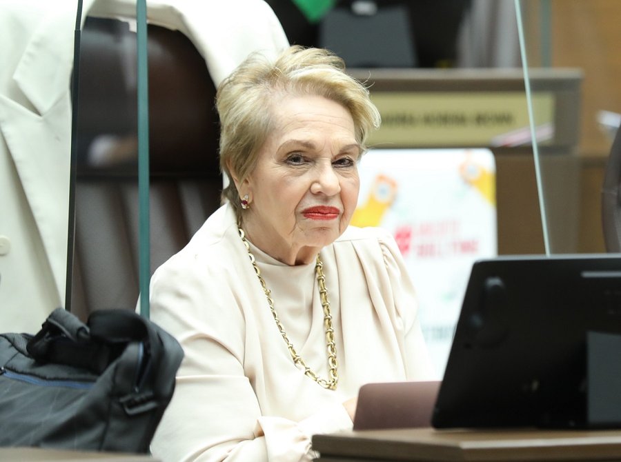 Navas Tacha Cisneros de Tremenda ignorante y saliendo en defensa del Fiscal General

 – La nación