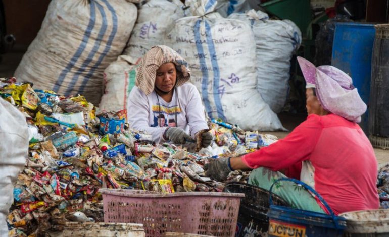 ¿Por qué el reciclaje solo no es suficiente para terminar con la contaminación plástica?

 – La nación