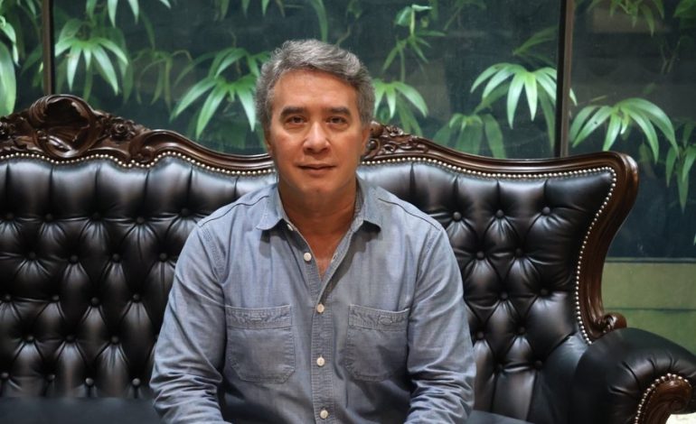 El pintor Carlos Luna toma arte y comunidad con el proyecto de “ruta natural”
– La nación