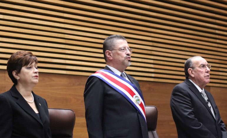 El presidente acusa a Rodrigo Arias de administrar TSE: listas electorales de sus declaraciones como “famosas”
– La nación