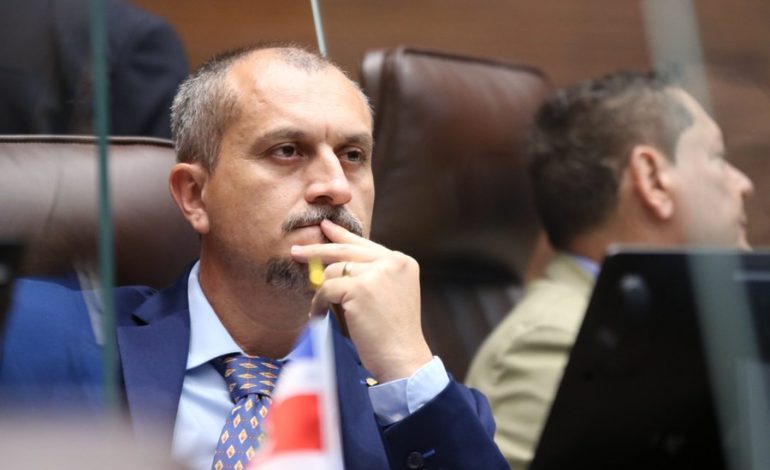 Daniel Vargas asegura que el frente amplio traiga la adicción a las drogas a la juventud
– La nación