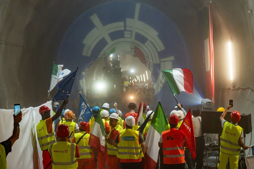 El túnel ferroviario más largo del mundo

 – La nación