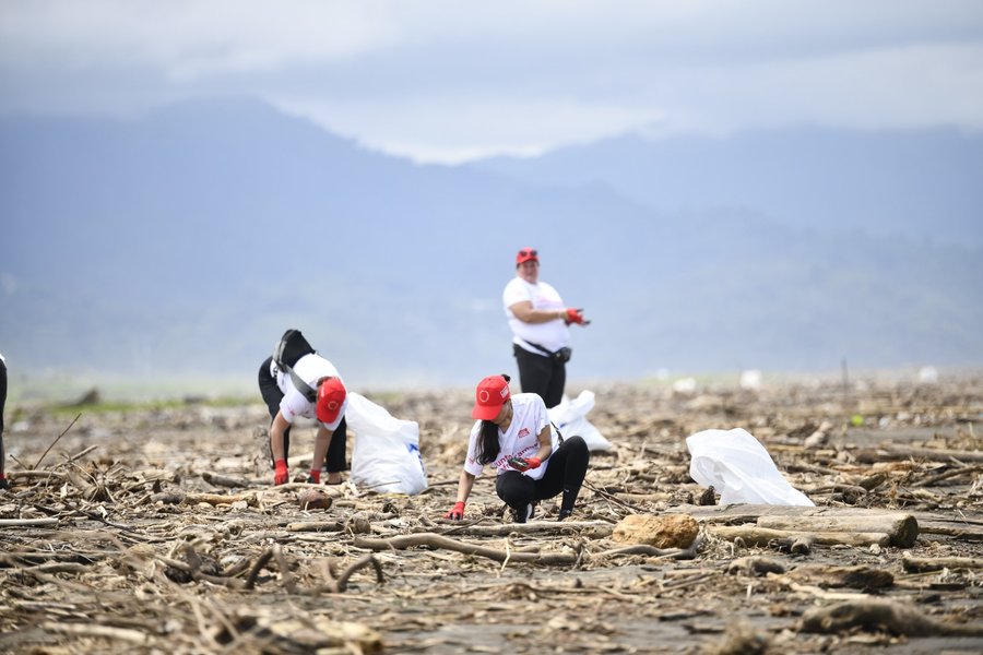 Los voluntarios del sistema Coca-Cola recolectaron desechos en Guacalillo Beach

 – La nacion