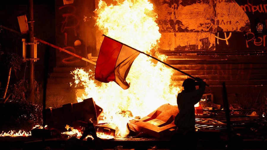 Protestas en Indonesia en el aumento salarial de los legisladores matan, saquean y disparan

 – La nación