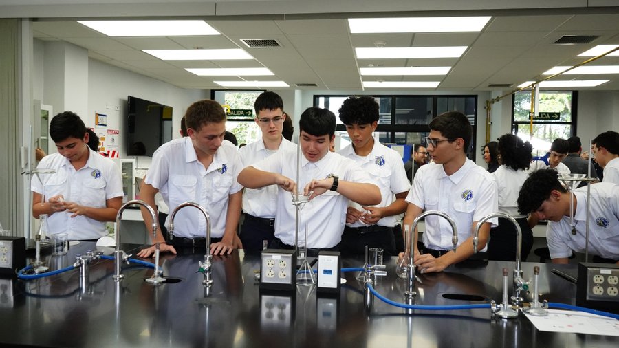 El gobierno de Chaves promueve la mayor expansión de las escuelas científicas en la historia de Costa Rica

 – La nación