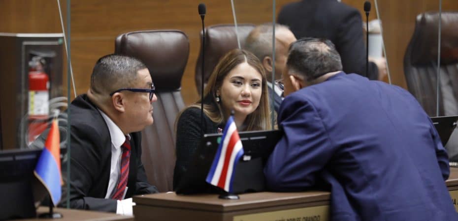 El candidato presidencial Pusc separa a 5 suplentes que votaron en contra del levantamiento del presidente Irime

 – La nación