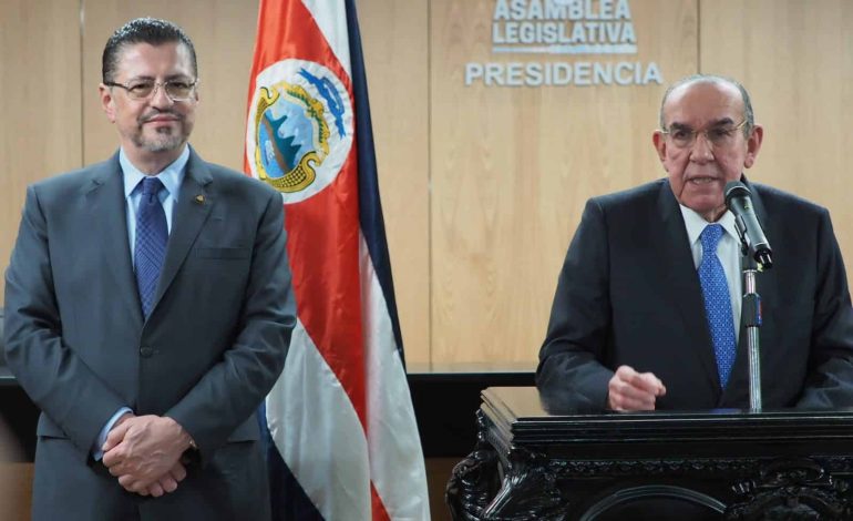 Rodrigo Arias votará levantando la privacidad de Rodrigo Chaves: “Sí, sin ningún problema”
– La nación