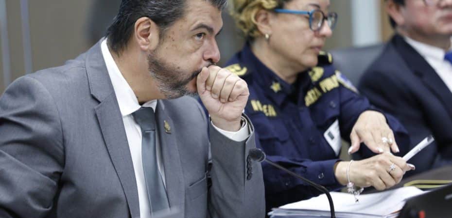 “El ministro del Señor, que se avergüenza de escucharlo”. La discusión del plan de seguridad aumentó en tono entre jerarquía y alternativa

 – La nación