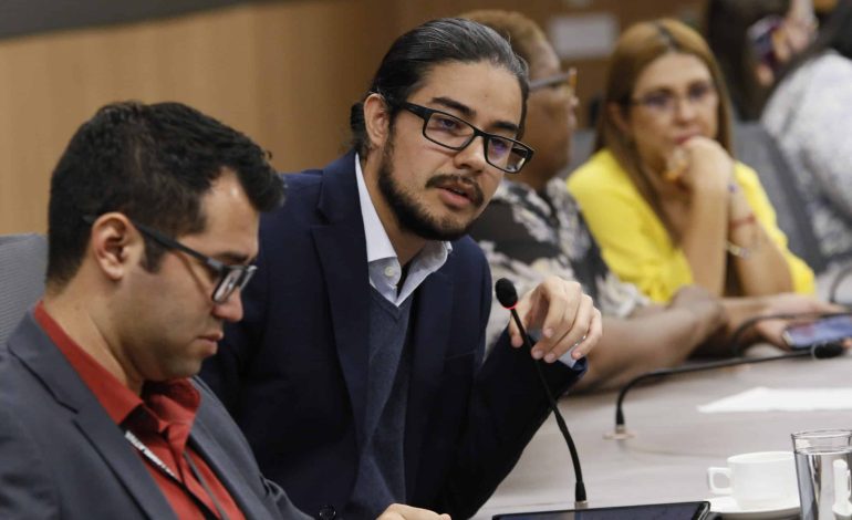 El proyecto propone congelar el salario del presidente de la república, los diputados y otra jerarquía

 – La nación