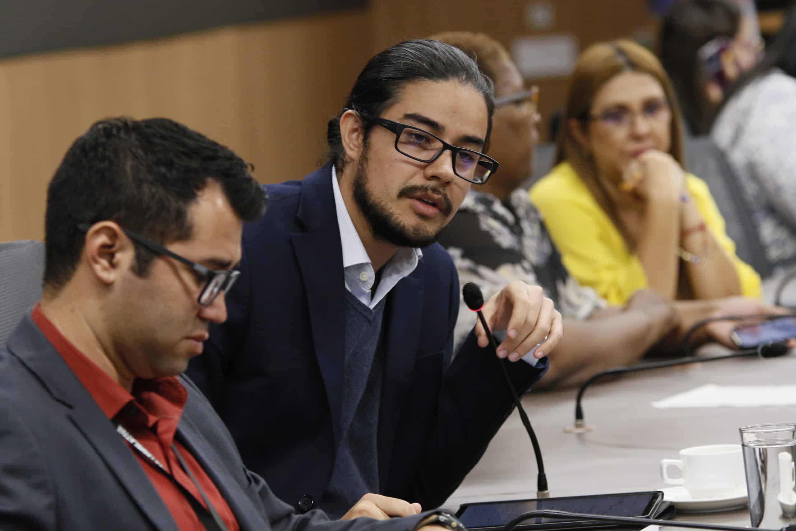 El proyecto propone congelar el salario del presidente de la república, los diputados y otra jerarquía

 – La nación