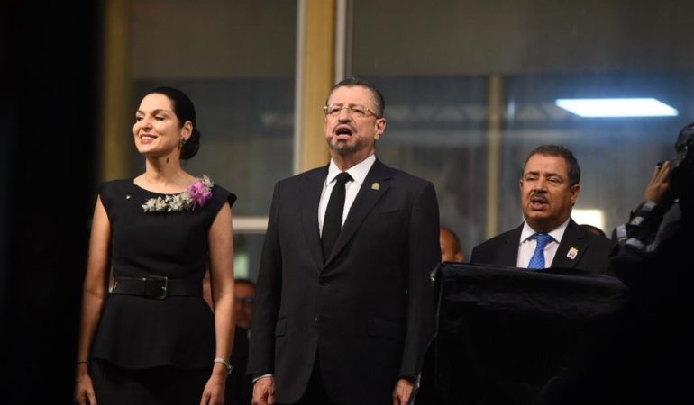 Una encuesta refleja la división levantando la privacidad del presidente Rodrigo Chaves
– La nación