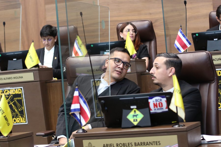 Frente Amplio vota en contra del permiso para el barco estadounidense pese a su relevancia en la crisis de seguridad

 – La nación