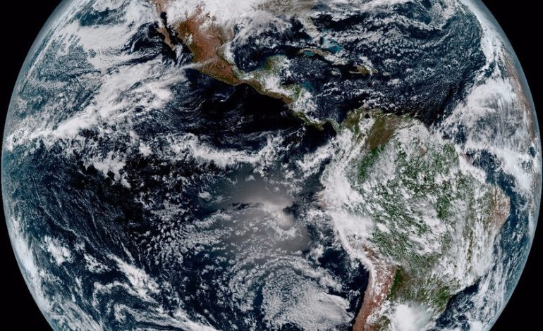 La tierra era simétrica hace 24 años. Ahora el hemisferio norte es “claramente” más oscuro que el hemisferio sur

 – La nación