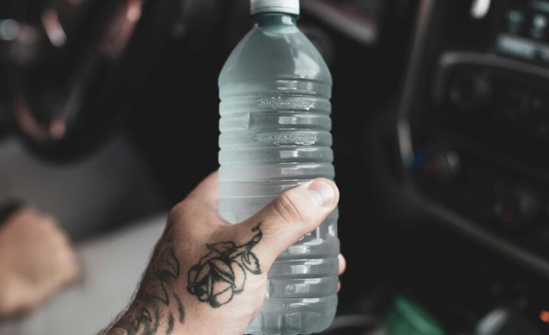 Millones de publicidad nos han convencido de que el agua embotellada es más saludable. Hasta que aparecieron los microplásticos

 – La nación