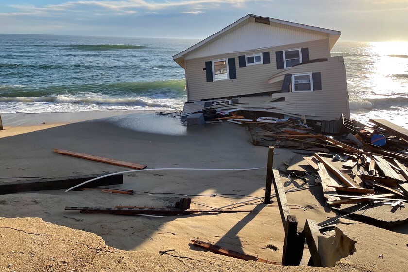 Las casas construidas junto al mar son parte de la identidad americana. Hasta que el cambio climático empezó a afectarles

 – La nación