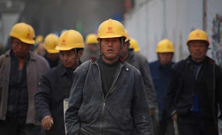El mayor problema de China no es Estados Unidos. Es un “virus” que se propaga a una velocidad sin precedentes y amenaza con vaciar sus fábricas
– La nación