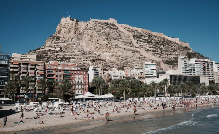 Los apartamentos turísticos llevan años creciendo sin cesar. Alicante acaba de recordarle que se acabó la fiesta
– La nación