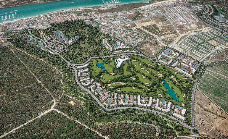 La costa onubense es visitada por turistas desde hace décadas. Ahora una de las últimas zonas vírgenes se está convirtiendo en una megaurbanización
– La nación
