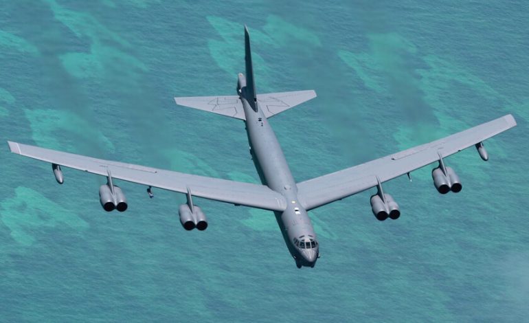 Es normal que la Fuerza Aérea de Estados Unidos vuele sus tres bombarderos B-52. Que no lo haga tanto contra Venezuela
– La nación