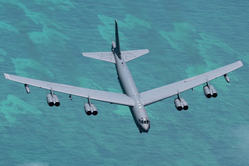 Es normal que la Fuerza Aérea de Estados Unidos vuele sus tres bombarderos B-52. Que no lo haga tanto contra Venezuela

 – La nación