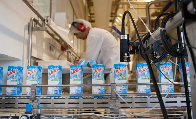 Una fábrica en Irlanda ha hecho una fortuna vendiendo fórmula para bebés a China. Hasta que los chinos dejaron de tener hijos
– La nación