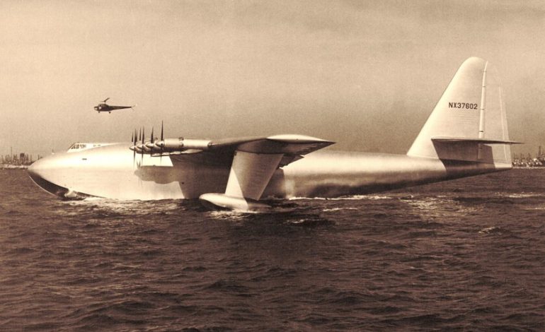 un enorme avión de madera
– La nación
