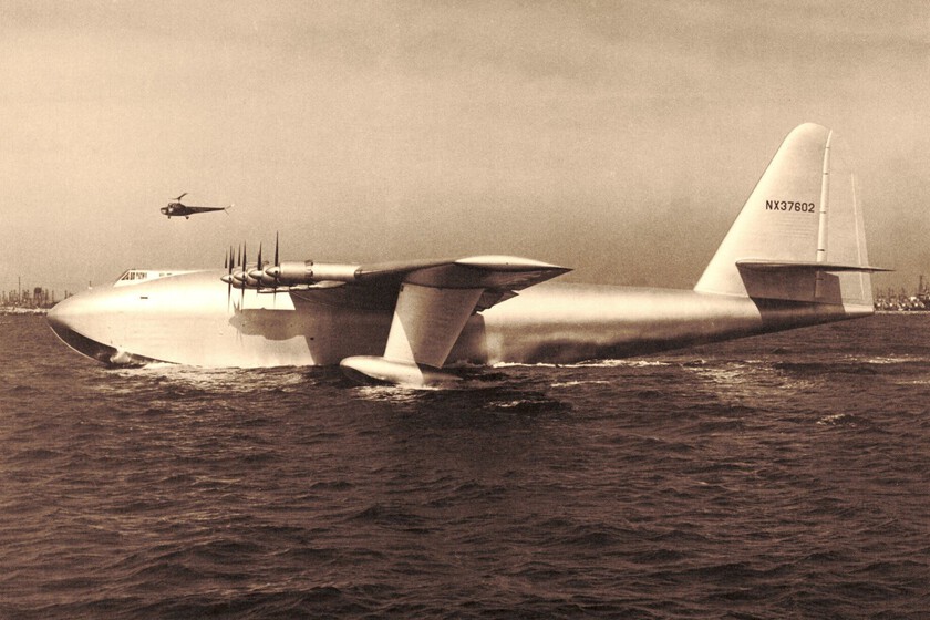 un enorme avión de madera

 – La nación