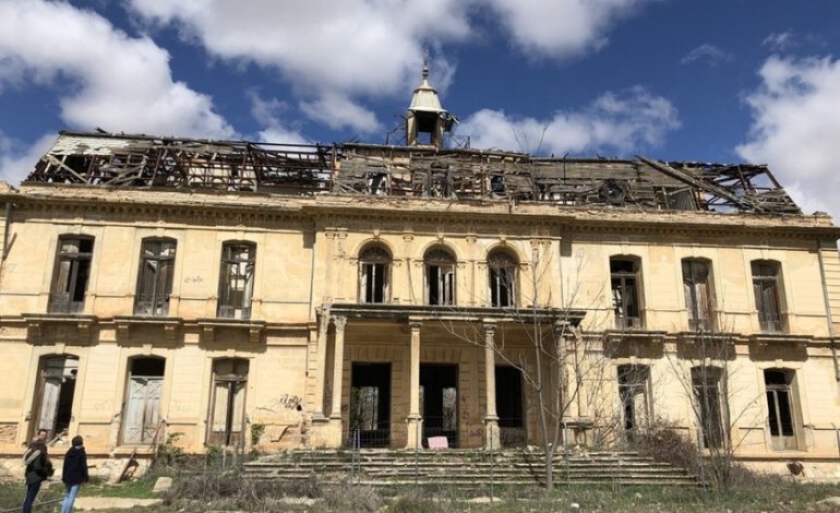 Cuenca lleva décadas viendo desmoronarse su “Palacio de Versalles”. Hay quienes han sugerido cambiarlo
– La nación