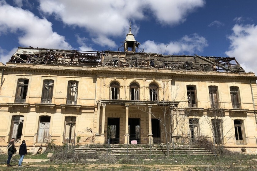 Cuenca lleva décadas viendo desmoronarse su “Palacio de Versalles”. Hay quienes han sugerido cambiarlo

 – La nación