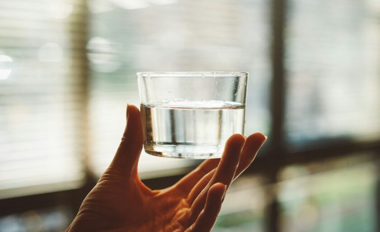 Cada vez bebemos menos alcohol, así que alguien ya ha visto la nueva oferta: agua “premium”
 – La nación