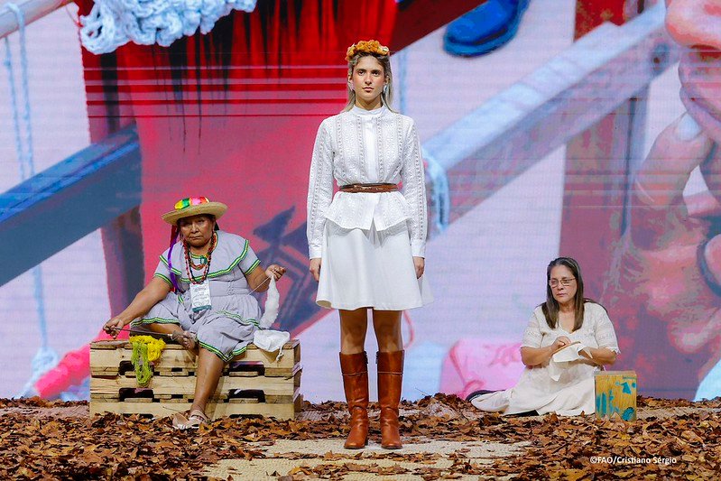 Artistas de Bolivia y Paraguay mantienen viva la cultura y convierten el algodón en arte

 – La nación
