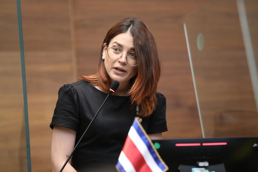 Laura Fernández y Jaguares frenan la campaña con recursos públicos

 – La nación