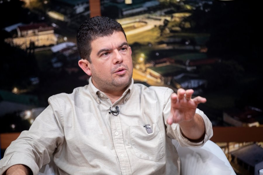 Álvaro Ramos flanquea con la izquierda

 – La nación