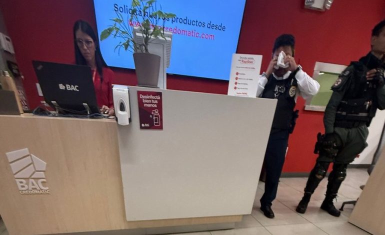 Cajero automático BAC retiene miles de colones de clientes, sin recibir solución
– La nación