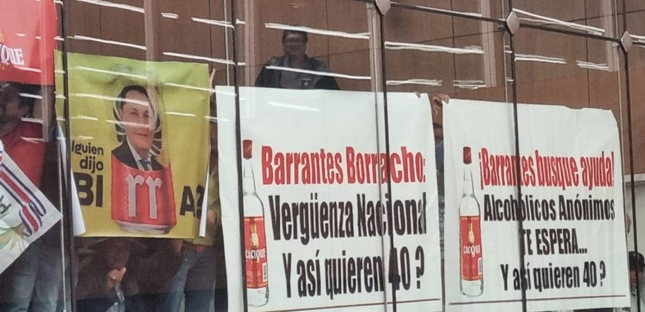 Carteles “Boracho”, “Rey Manazos” “¿Esto es lo que quieren 40 suplentes?” Contra el sustituto de Barrante cambiaron la reunión parlamentaria

 – La nación
